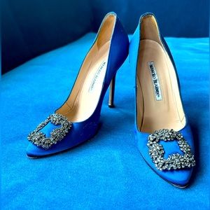 Iconic Sex and the City blue satin autographed Manolo Blahnik Hangisi, size 37